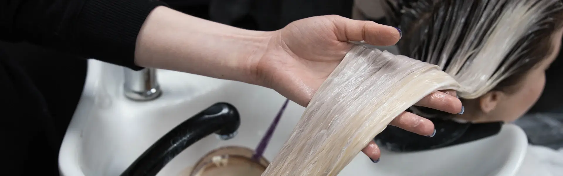 כיצד להסיר צבע שיער מהעור לאחר התייבשותו