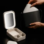 מראת איפור LED מתקפלת לנסיעות – תאורה חכמה ומגדלת (קומפקטית וניידת) 2