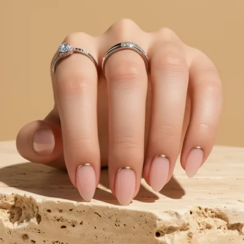 ציפורניים מודבקות בגוון קצר-שקד עם קצה זהב — 32 יחידות