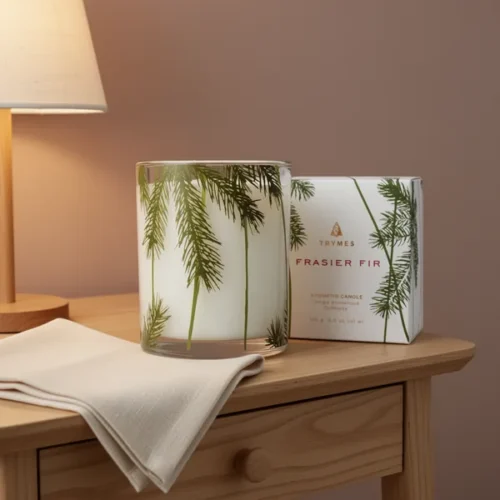 נר Thymes Frasier Fir — ניחוח עץ אלגום