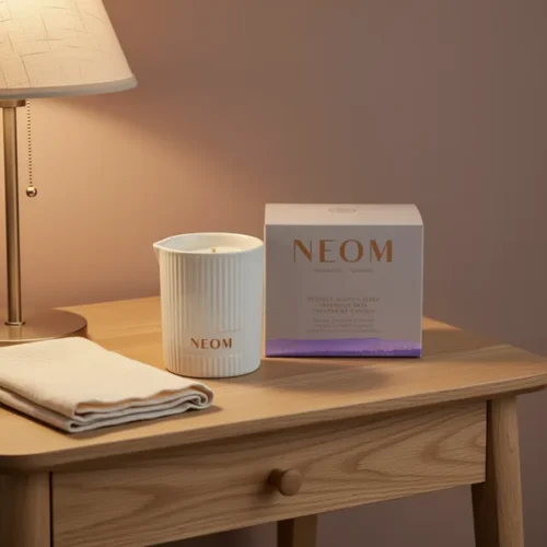 נר NEOM — ניחוח פצ'ולי ולבנדר