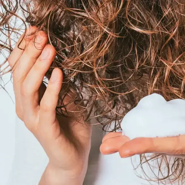 איך לבצע עיצוב שיער מתולתל באופן טבעי