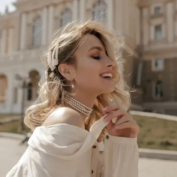 איך להשיג שיער בלונדיני מחום כהה