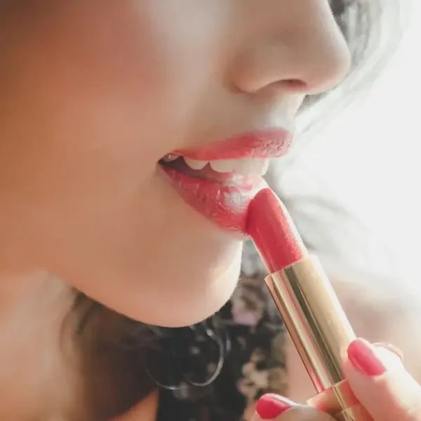 שפתון מנפח שפתיים